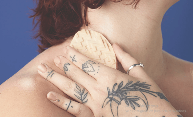 Fragancia y suavidad: Las barras de aceite de masaje de Lush, con manteca de cacao y karité, ofrecen aromas irresistibles como Sex Bomb o Hottie para un toque especial en el Día de San Valentín.