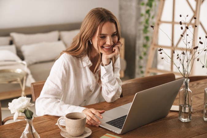 Generar ingresos nunca había sido tan sencillo, aprovecha las mejores apps del 2024 para generar ingresos y sonríe feliz frente a tu laptop
