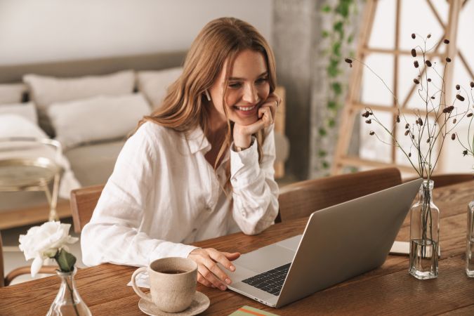 Generar ingresos nunca había sido tan sencillo, aprovecha las mejores apps del 2024 para generar ingresos y sonríe feliz frente a tu laptop