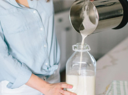 Conviértete en tu propio maestro lechero con el Almond Cow Starter Set. Descubre la simplicidad de este dispositivo, diseñado para hacer leches vegetales de forma eficiente y sin complicaciones. Desde la facilidad de uso hasta la variedad de leches que puedes preparar, esta máquina se convertirá en un elemento esencial en tu cocina.

