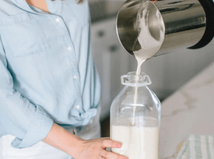 Conviértete en tu propio maestro lechero con el Almond Cow Starter Set. Descubre la simplicidad de este dispositivo, diseñado para hacer leches vegetales de forma eficiente y sin complicaciones. Desde la facilidad de uso hasta la variedad de leches que puedes preparar, esta máquina se convertirá en un elemento esencial en tu cocina.