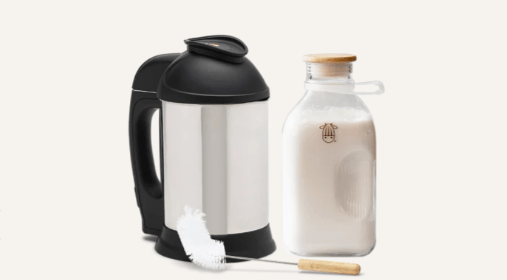 Convierte tu cocina en un laboratorio de leches vegetales con Almond Cow. El Starter Set no solo te permite hacer leche de almendras en casa, sino que también ofrece la oportunidad de experimentar con diferentes ingredientes. Descubre la conveniencia de preparar tus propias leches, reduciendo el impacto ambiental y personalizando tu experiencia de consumo.




