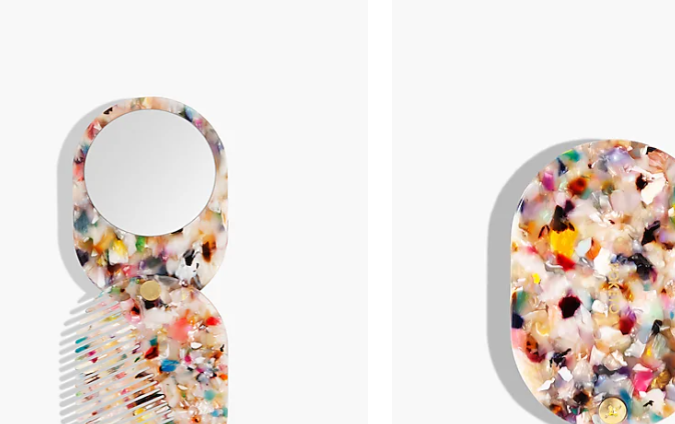 Añade un toque de glamour a tu estilo con el espejo peine de bolsillo Poketo 2 en 1. Brillante y funcional, es perfecto para retoques sobre la marcha.