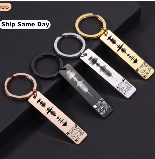 Un guiño moderno al mixtape, este llavero de acero inoxidable ofrece la posibilidad de grabar el código de una lista de reproducción de Spotify. Una joya que lleva la música del corazón, disponible en oro negro, plateado, rosa o amarillo.