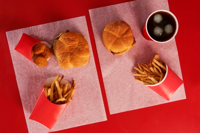 Descubre el sabor único del Cinnabon Pull-Apart de Wendy's, disponible gratis durante el 29 de febrero. Obtén detalles sobre la promoción exclusiva y las ofertas adicionales para los amantes de los desayunos dulces.