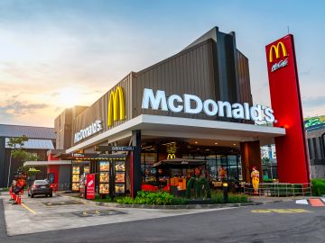 Explora la guía definitiva para ahorrar en McDonald's: desde ofertas especiales de tiempo limitado y el económico menú de $1 $2 $3, hasta estrategias con la aplicación y el programa de lealtad MyMcDonald's Rewards. Maximiza tus ahorros y disfruta de tus delicias favoritas de forma inteligente.
