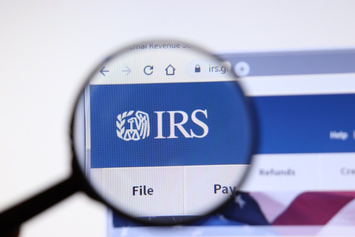 Descubre cómo elegir al mejor profesional de impuestos y protege tu información financiera. Guía esencial para evitar riesgos y sanciones del IRS.