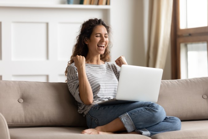 Aprende a manejar situaciones de efectivo urgente con nuestro artículo detallado. Descubre cómo vender gadgets, intercambiar tarjetas de regalo y aprovechar préstamos responsables para obtener dinero rápido.