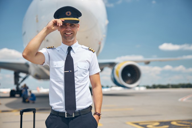 Ser piloto de avión no sólo es una carrera lucrativa, sino que es una de las que no requiere estudios universitarios
