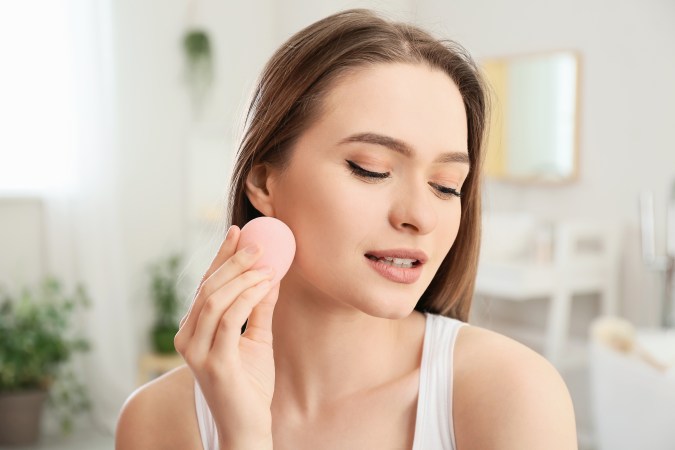 Conoce la joya de L’Oréal: Infallible 24h Fresh Wear, la base que cumple todas las promesas. Su precio accesible, textura ligera y capacidad para adaptarse a cualquier tipo de piel la convierten en la mejor opción de farmacia. Descubre por qué esta base se ha vuelto viral, proporcionando una aplicación fácil y resultados impresionantes.