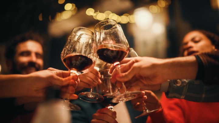 Explora el emocionante mundo del vino con las suscripciones más destacadas del mercado. Desde Club Cutrer, que te sumerge en los vinos exclusivos de California, hasta Wine Access, que combina degustación y educación, descubre cómo estas opciones pueden mejorar tu disfrute y conocimiento del vino.