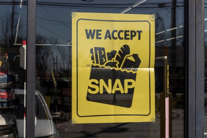 ¿Eres beneficiario de SNAP? Descubre lo esencial sobre los pagos de marzo de 2024. Conoce las fechas específicas de entrega en tu estado, entiende los montos de beneficios según tu situación familiar y prepárate para aprovechar al máximo este programa de asistencia nutricional federal.