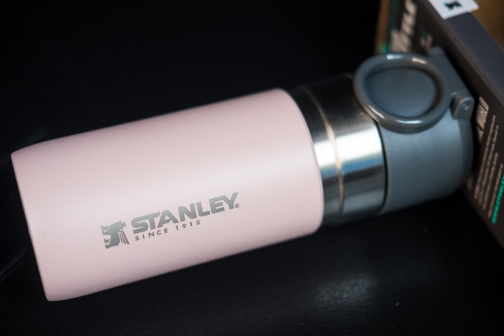 Tu próxima taza de café, té helado o agua puede ser aún mejor con el Stanley Quencher H2.0 FlowState. Descubre por qué este termo ha conquistado a más de 51,530 compradores en Amazon y cómo puedes asegurar el tuyo por solo $35.00 en lugar de $50.00. ¡Lee nuestro artículo y haz de esta oferta tu próxima mejor compra!