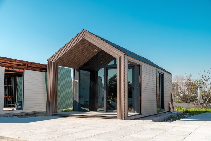 Casas prefabricadas en Amazon: ¿Una inversión sabia o un riesgo? Profundizamos en la experiencia de compra de viviendas asequibles en el gigante del comercio electrónico. Desde la rapidez de entrega hasta las sorpresas de la instalación, te ofrecemos una perspectiva completa para que decidas si esta oportunidad es verdadera o potencialmente engañosa.