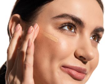 Sumérgete en el mundo de la base de maquillaje Infallible 24h Fresh Wear de L’Oréal: desde su elegante packaging hasta su aplicación dinámica y textura fluida. Con una cobertura versátil y precio atractivo, descubre por qué es la favorita que se adapta a todos los tipos de piel.