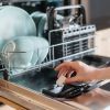 Aprende cómo seleccionar el lavavajillas ideal con nuestra guía exclusiva. Desde dimensiones exteriores y tipos de instalación hasta programas de lavado eficientes, te proporcionamos consejos prácticos para garantizar que tu elección sea la mejor según tus necesidades y preferencias.