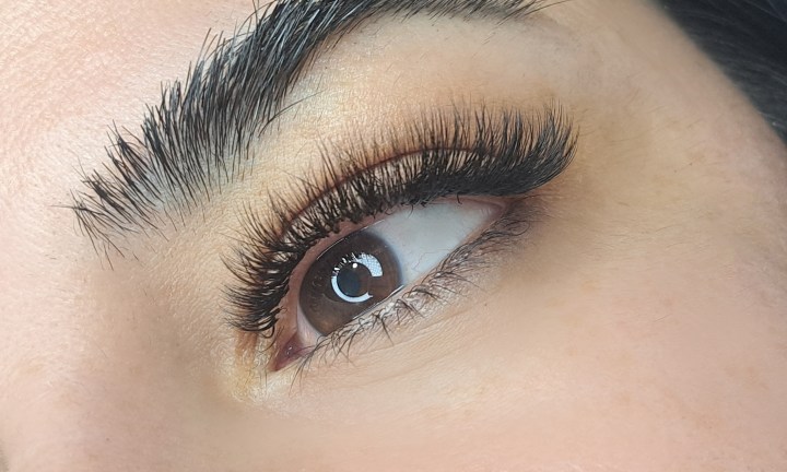 Ojo con extensiones de pestañas