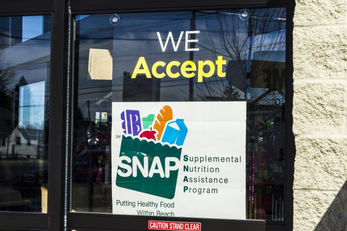 Aprende los pasos clave para solicitar los cupones SNAP y asegurar ayuda alimentaria. Descubre quiénes califican, cómo cumplir con los requisitos estatales y métodos efectivos para verificar el saldo de tu tarjeta EBT. No te pierdas esta guía completa sobre asistencia nutricional.