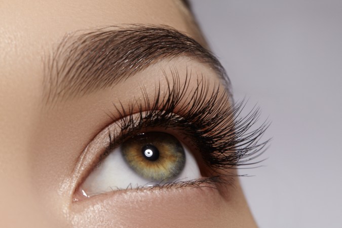 Todo lo que necesitas saber sobre las extensiones de pestañas y cómo aplicarlas con pestañas postizas