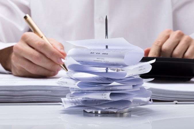 Garantiza una declaración de impuestos sin problemas al evitar estos errores habituales. Desde problemas con el estado civil hasta la importancia de fechar correctamente, nuestro artículo te brinda las herramientas necesarias para una presentación sin contratiempos y un proceso de reembolso ágil.