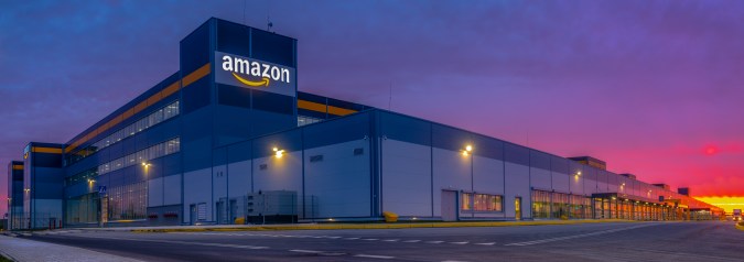 ¿Qué no encontrarás en Amazon? Descubre los límites del gigante del comercio electrónico y la sorprendente variedad de productos y servicios prohibidos en su plataforma.