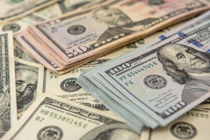¿Nuevo en EE. UU.? No te preocupes, aquí están los 7 pasos esenciales para organizar tus finanzas. Desde cuentas hasta impuestos, cubrimos todo.