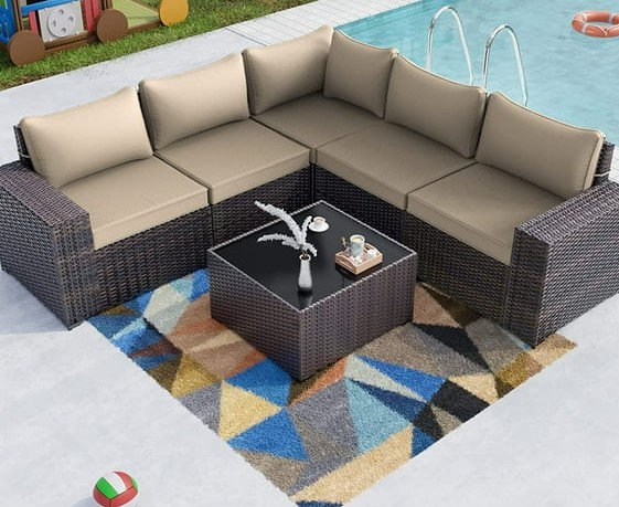¿Buscas un toque de elegancia en tu patio? El juego de muebles Gotland es la respuesta. Con sofás modulares y mesa de centro construidos con mimbre de alta calidad, este juego no solo es estéticamente atractivo, sino también personalizable según tus necesidades. Aprovecha el descuento de $71.00 y dale a tu patio el lujo que se merece.