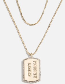 Celebra tu pasión por la NFL con el collar BaubleBar Chief, lucido por Taylor Swift en apoyo a los Kansas City Chiefs. Con un precio sorprendentemente accesible de $44, este juego de dos collares, parte de la colección Wear de Erin Andrews, es el regalo ideal para cualquier aficionado al fútbol. Aprovecha la oportunidad y resalta tu estilo con esta joya de moda funcional.