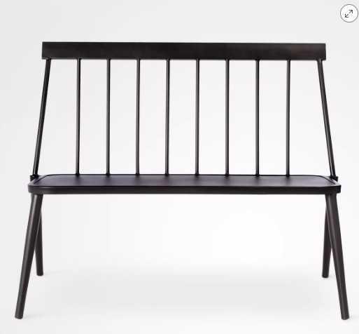 El Banco de Patio Apilable de Metal Windsor en negro es la elección perfecta para tu patio o jardín. Con su construcción resistente y diseño apilable, este banco ofrece versatilidad y comodidad. ¡Aprovecha el descuento especial de Target y mejora tu área exterior hoy mismo!