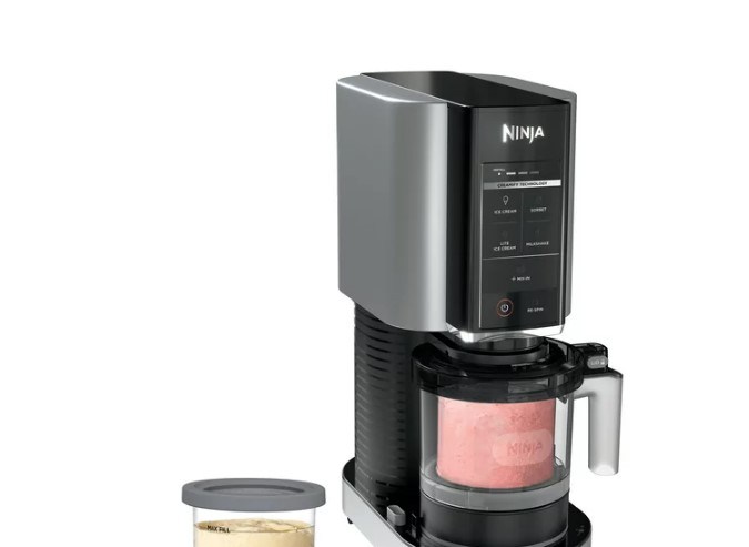 Satisface tus antojos de helado en casa con la máquina Ninja CREAMi. Diseñada para ser fácil de usar y limpiar, esta máquina te permite preparar helados cremosos y deliciosos en cuestión de minutos. Con sus cinco programas de un solo toque, es perfecto para experimentar con una variedad de sabores y texturas.