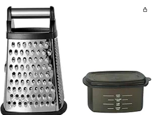 Simplifica tus preparaciones en la cocina con el Rallador de Caja KitchenAid. Sus 4 lados para diferentes tipos de rallado y el contenedor de almacenamiento desmontable lo convierten en un utensilio imprescindible. Aprovecha el descuento durante esta oferta de primavera y eleva tu cocina a otro nivel.
