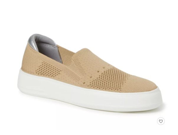 Da un paso hacia la comodidad con las zapatillas Dearfoams Sophie. Con una calificación de 4.3 estrellas y 97 reseñas, estas zapatillas sin cordones ofrecen el equilibrio perfecto entre estilo y confort. Ahorra $24.01 (40% de descuento) al adquirirlas en línea hoy por $35.99, en lugar de su precio regular de $60.00.