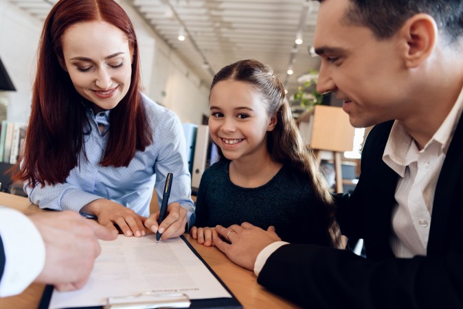 Planifica tu jubilación de manera inteligente explorando los beneficios conyugales del Seguro Social. Conoce los requisitos detallados y los escenarios en los que este programa puede marcar la diferencia en tu bienestar financiero. Asegúrate de recibir la información necesaria para tomar decisiones informadas sobre tus beneficios de jubilación.