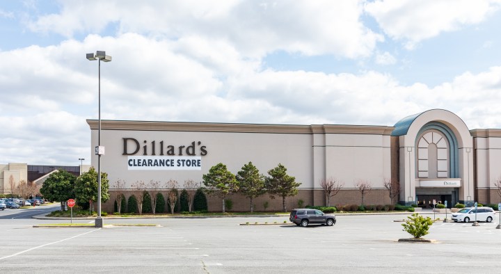 Explora las tendencias de la moda en Dillard's con descuentos del 65% en ropa, calzado y accesorios para hombres, mujeres y niños. No te pierdas esta increíble liquidación este mes de la mujer.