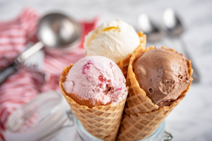 Sumérgete en una experiencia de sabor sin igual con Dairy Queen mientras disfrutas de su oferta especial de "Día del Cono Gratis", que trae alegría y dulzura a cada cliente.