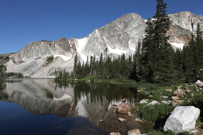 Experimenta el encanto del lejano Oeste en Saratoga, Wyoming, donde el Hotel Wolf te transporta a otra época. Sumérgete en la tranquilidad de las montañas y disfruta de una escapada relajante en este destino pintoresco y auténtico.