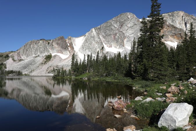 Experimenta el encanto del lejano Oeste en Saratoga, Wyoming, donde el Hotel Wolf te transporta a otra época. Sumérgete en la tranquilidad de las montañas y disfruta de una escapada relajante en este destino pintoresco y auténtico.