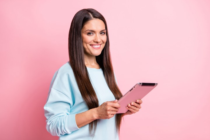 Celebra el Mes de la Mujer con un regalo que marca la diferencia: la tableta Google Pixel en rosa. Desde su atractivo diseño hasta sus avanzadas características, como la base de altavoz de carga y los controles inteligentes para el hogar, esta tablet Android de 128 GB es la elección ideal para cautivar a tus seres queridos.
