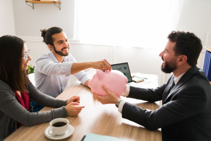 Obtén respuestas a preguntas comunes sobre las cuentas del mercado monetario y las cuentas de ahorros para tomar decisiones financieras más sólidas.