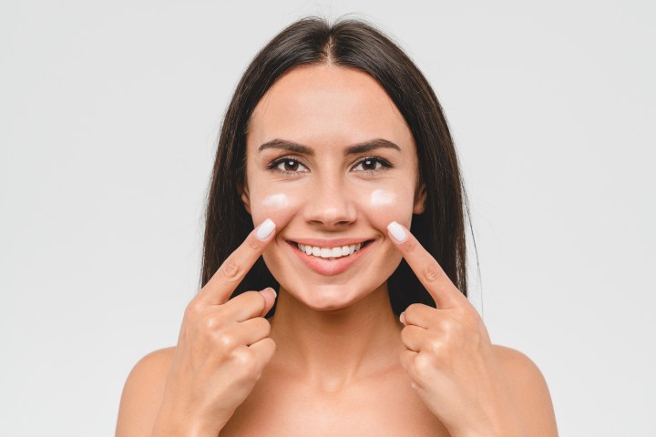 Anthelios UV-MUNE 400 de La Roche Posay ofrece una textura ligera y una protección óptima SPF50+ para todo tipo de piel. ¡Dile adiós a los daños solares con confianza!