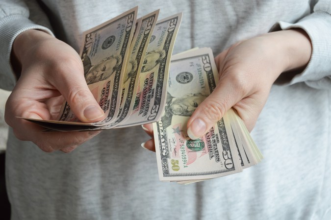 Infórmate sobre la batalla entre la Administración Biden y las instituciones financieras por la restricción de $8 en tarifas por pagos tardíos. ¿Cómo afectará esta medida a tu bolsillo? ¡Descúbrelo aquí!
