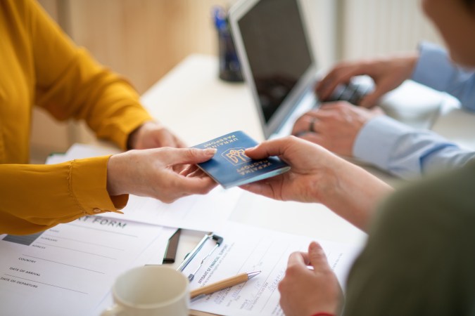 Construye tu futuro financiero en Estados Unidos con estos consejos prácticos. Desde cuentas bancarias hasta impuestos, te guiaremos en cada paso importante.