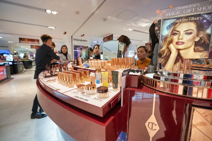 La magia de Charlotte Tilbury: desde la Magic Cream hasta los labiales Matte Revolution, exploramos cómo la marca británica se ha consolidado como un referente en el mundo del maquillaje.