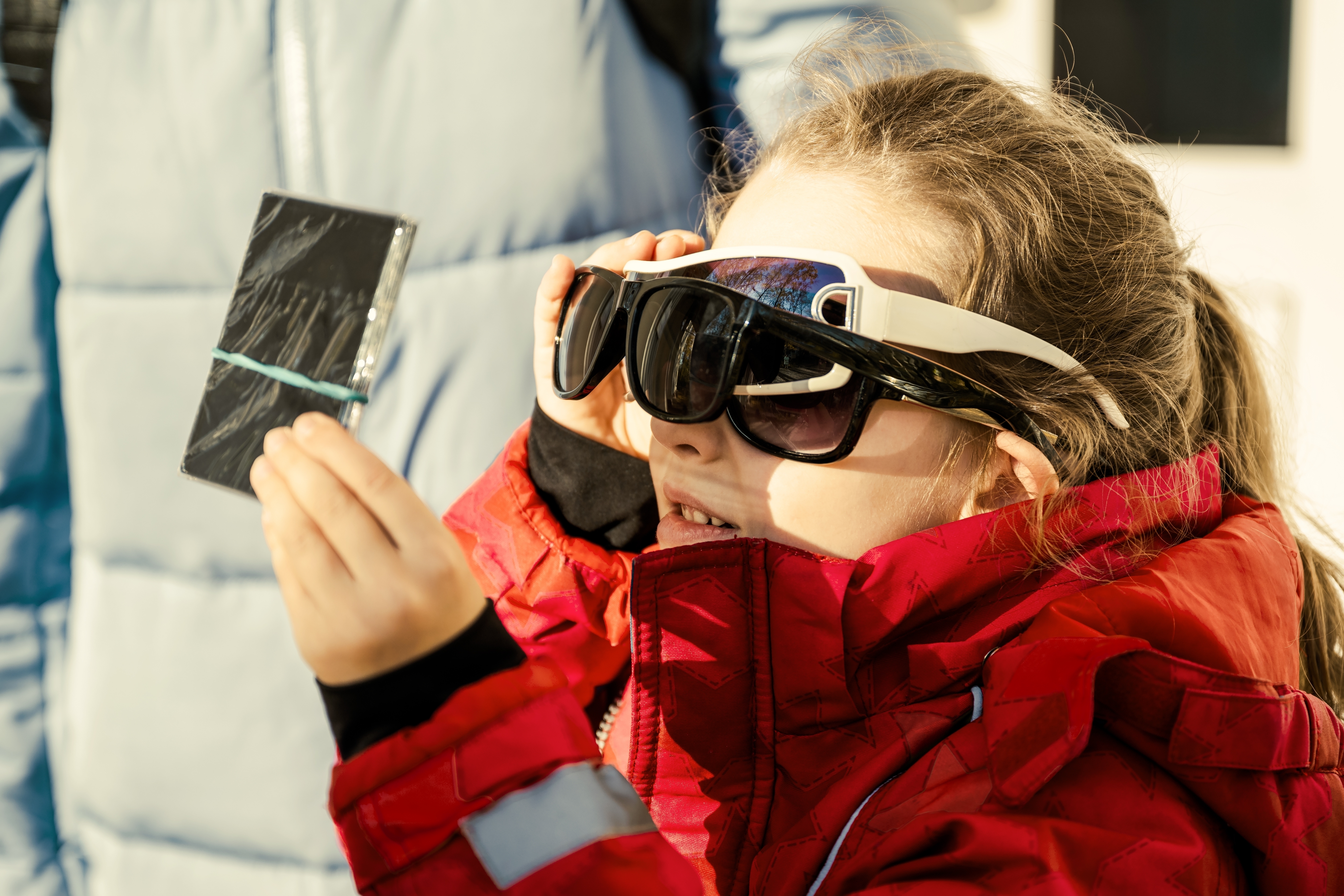 Descubre cómo asegurar tus ojos durante el eclipse solar con las gafas gratuitas ofrecidas en Nueva York. ¡No te pierdas esta oportunidad única!