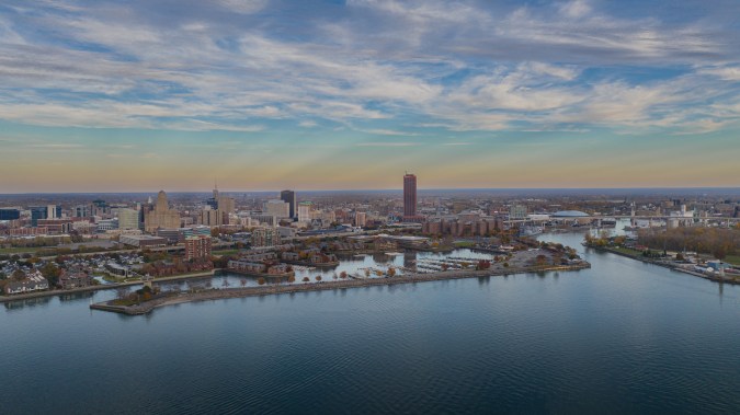 Explora el renacimiento cultural de Buffalo con su ampliación del Buffalo AKG Art Museum y la reapertura del West Side Bazaar. Sumérgete en la historia y la diversidad cultural de esta ciudad vibrante.