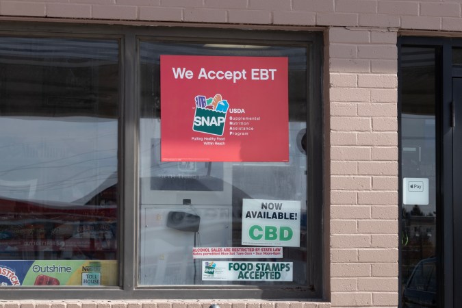 Obtén una visión general del programa Summer EBT del programa SNAP, incluyendo los estados participantes y los beneficios que ofrece a los niños en hogares de bajos recursos.