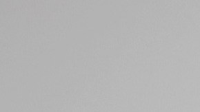 Mujer sonriendo al comprar comida de manera inteligente y sin gastar