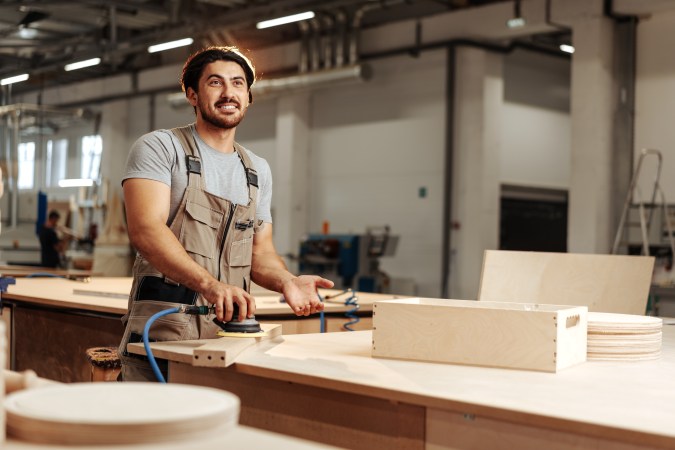 Sumérgete en el apasionante mundo de la carpintería, una profesión que ofrece excelentes oportunidades laborales y salarios competitivos sin la necesidad de un título universitario. Descubra más sobre esta emocionante carrera en nuestro artículo.