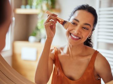 Prepárate para enfrentar el clima caluroso con confianza gracias a nuestra guía de productos de maquillaje. Descubre bases de larga duración, rubores livianos y brillos labiales que resisten el calor, manteniéndote fresca y hermosa sin importar las condiciones climáticas.