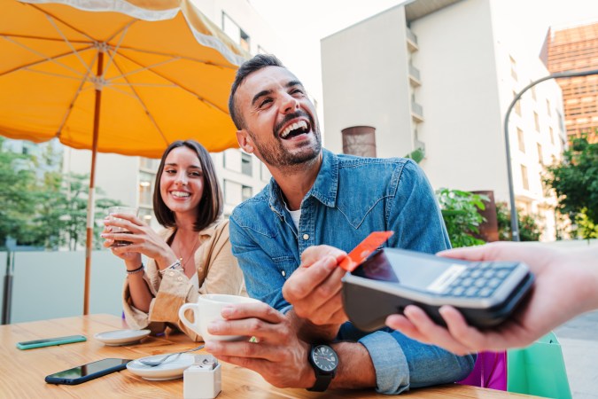 Descifra la compleja situación de las deudas en Estados Unidos y cómo la reciente normativa de $8 dólares por cargos tardíos busca proteger a los consumidores y eliminar las tarifas basura impuestas por las grandes financieras.